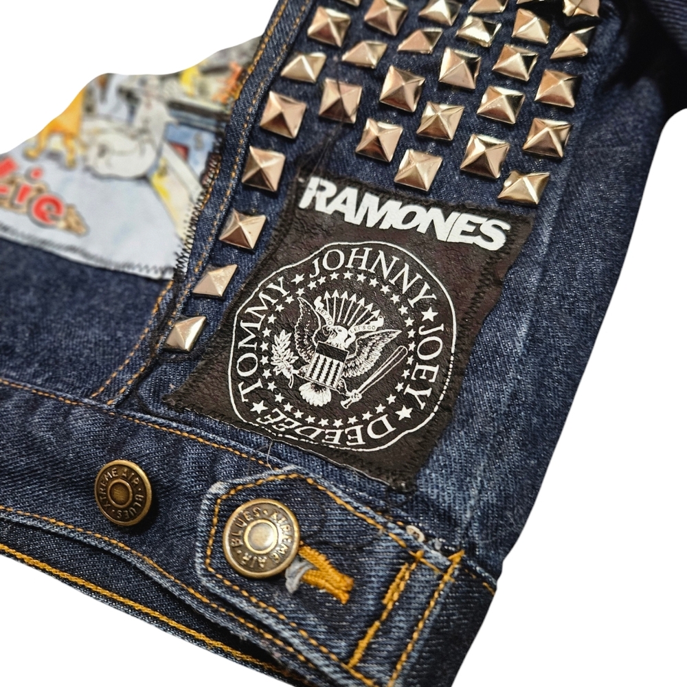 Like New Kids Punk Rock jacket!!! Size MD Several band patches and pyramids - Picture 3 of 10